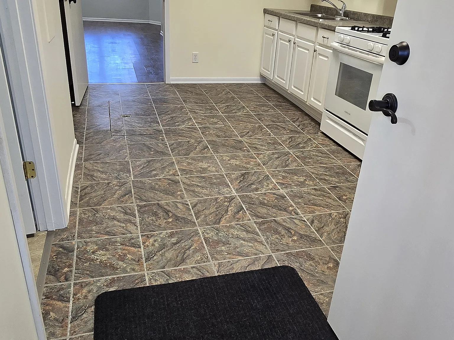 Studio, 550 sqft, $910 — Photo 3