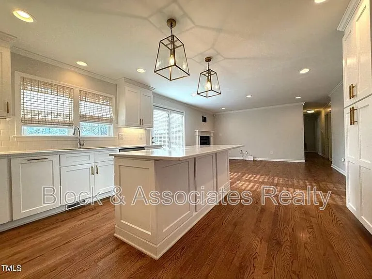 212 Sampson St — Photo 8