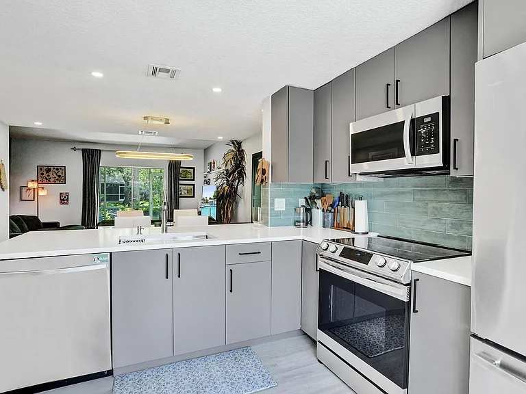201 SW 3rd St #201 — Photo 9
