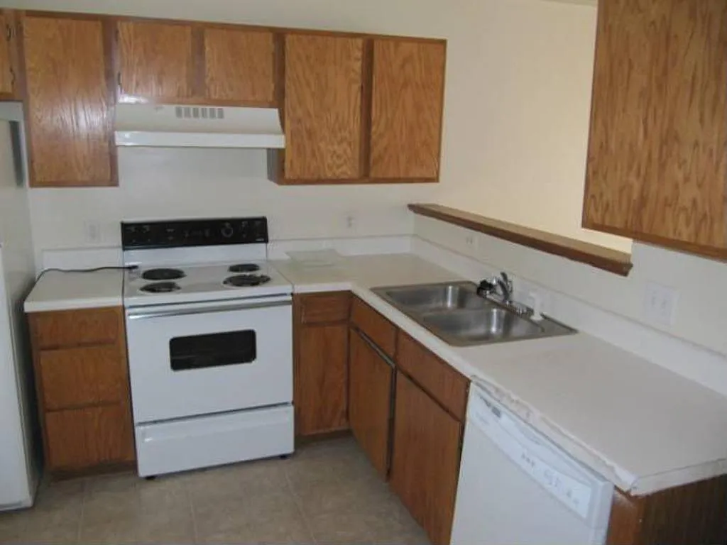 3 bed, 2.5 bath, 1140 sqft, $1,500 — Photo 2
