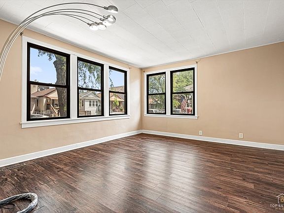 3rd image of 655 W 43rd Pl