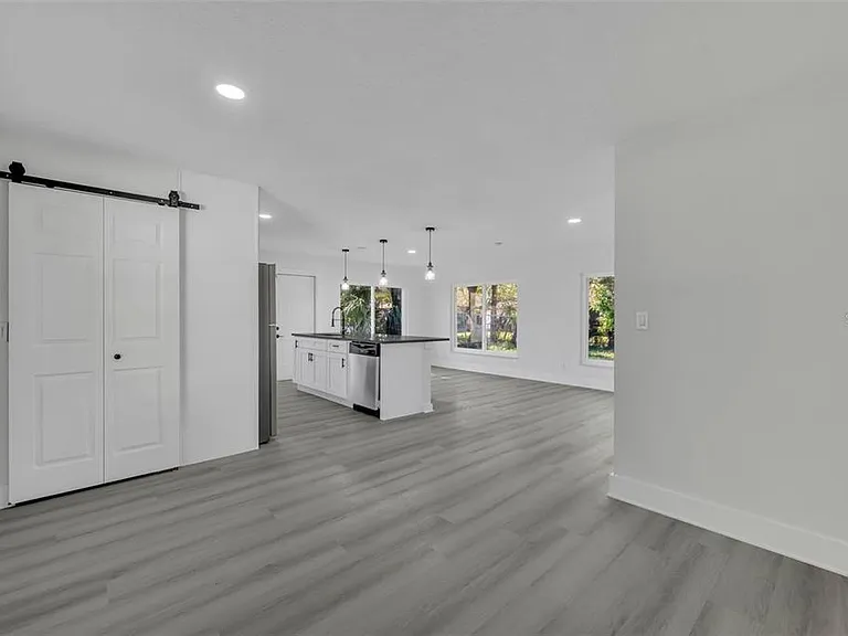 920 Lockhart St — Photo 4