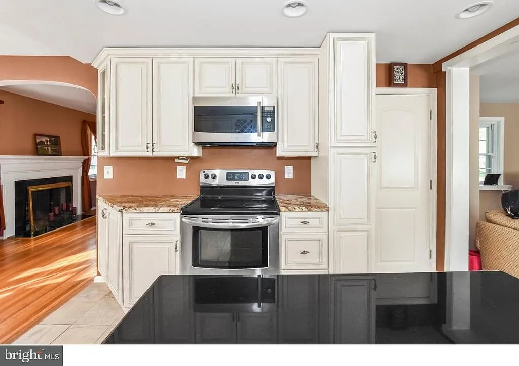 3 bed, 2.5 bath, 1738 sqft, $4,050 — Photo 3