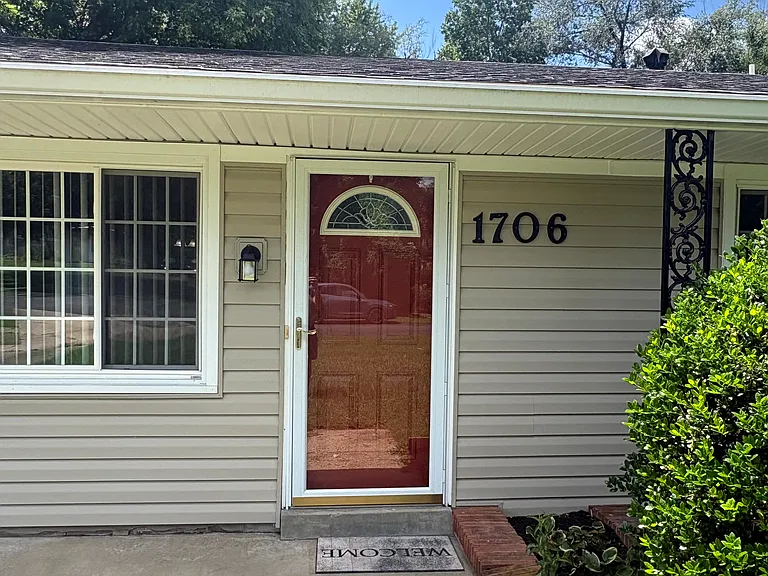 1706 Ashmoor Ln — Photo 2