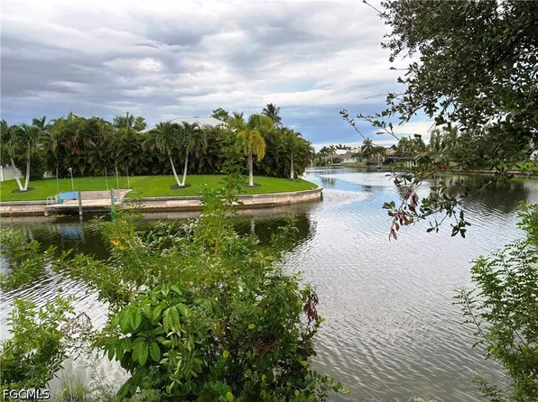 527 SE 15th St, Cape Coral, FL 33990