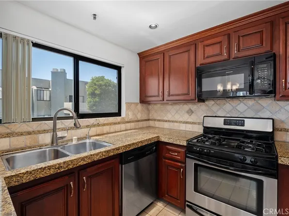 17652 Sergio Cir APT 202, Huntington Beach, CA 92647