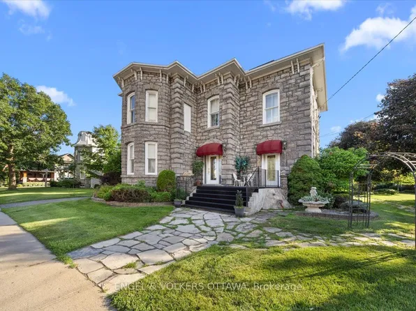 528 Saint Lawrence St, North Dundas, ON K0C 2K0