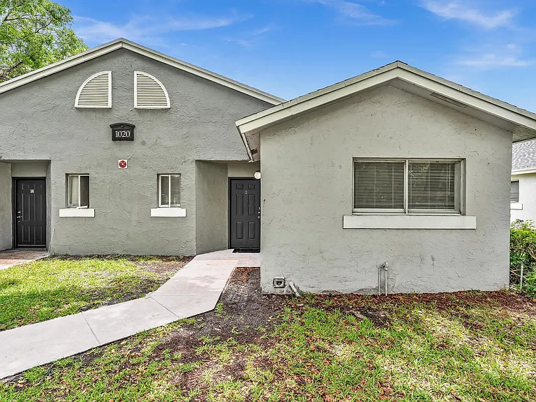1020 Lake Victoria Dr #B — Photo 2
