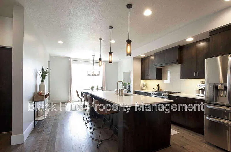 3 bed, 3.0 bath, 2220 sqft, $2,995 — Photo 3