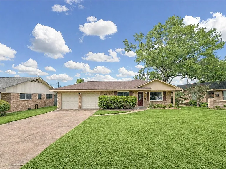 1607 Willowby Dr — Photo 1