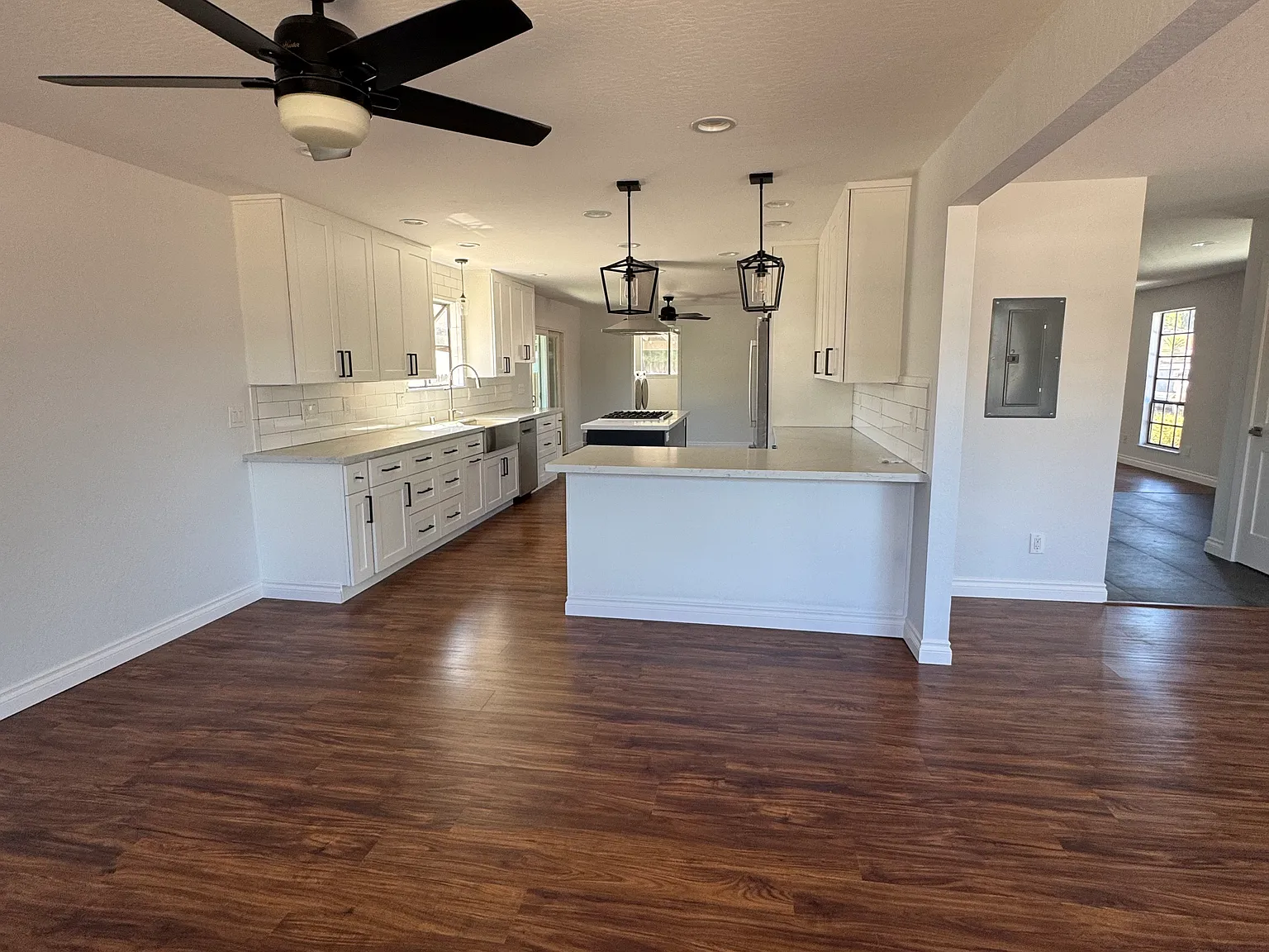 4 bed, 2.5 bath, 2500 sqft, $5,500 — Photo 4