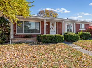 28876 Palm Beach Dr, Warren, MI 48093