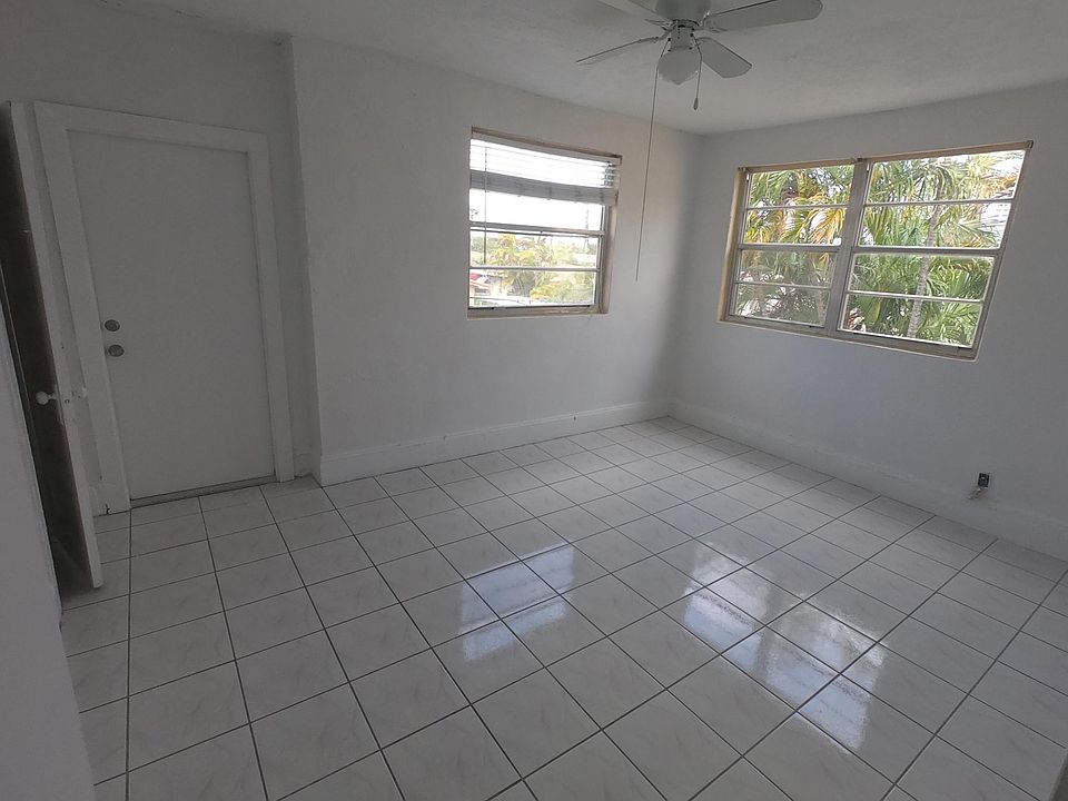 MASTER BEDROOM OR SECOND FAMILY ROOM.