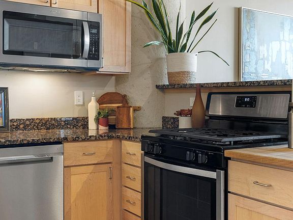 4th image of 1901 E Hennepin Ave Unit 105