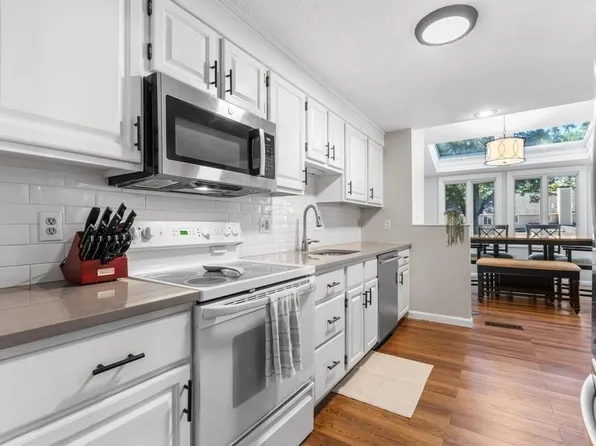 208 Brickett Hill Cir Unit 208, Haverhill, MA 01830