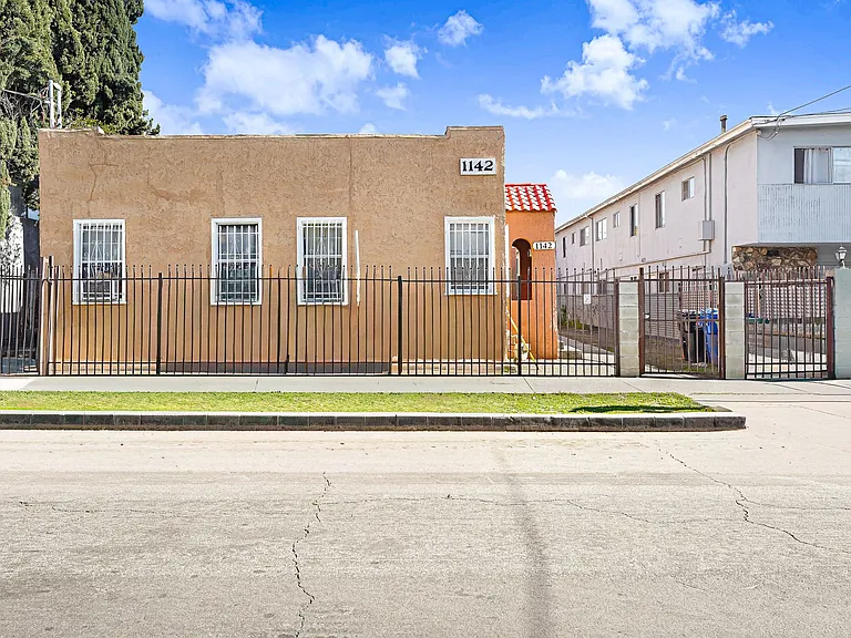1142 N Mariposa Ave — Photo 2