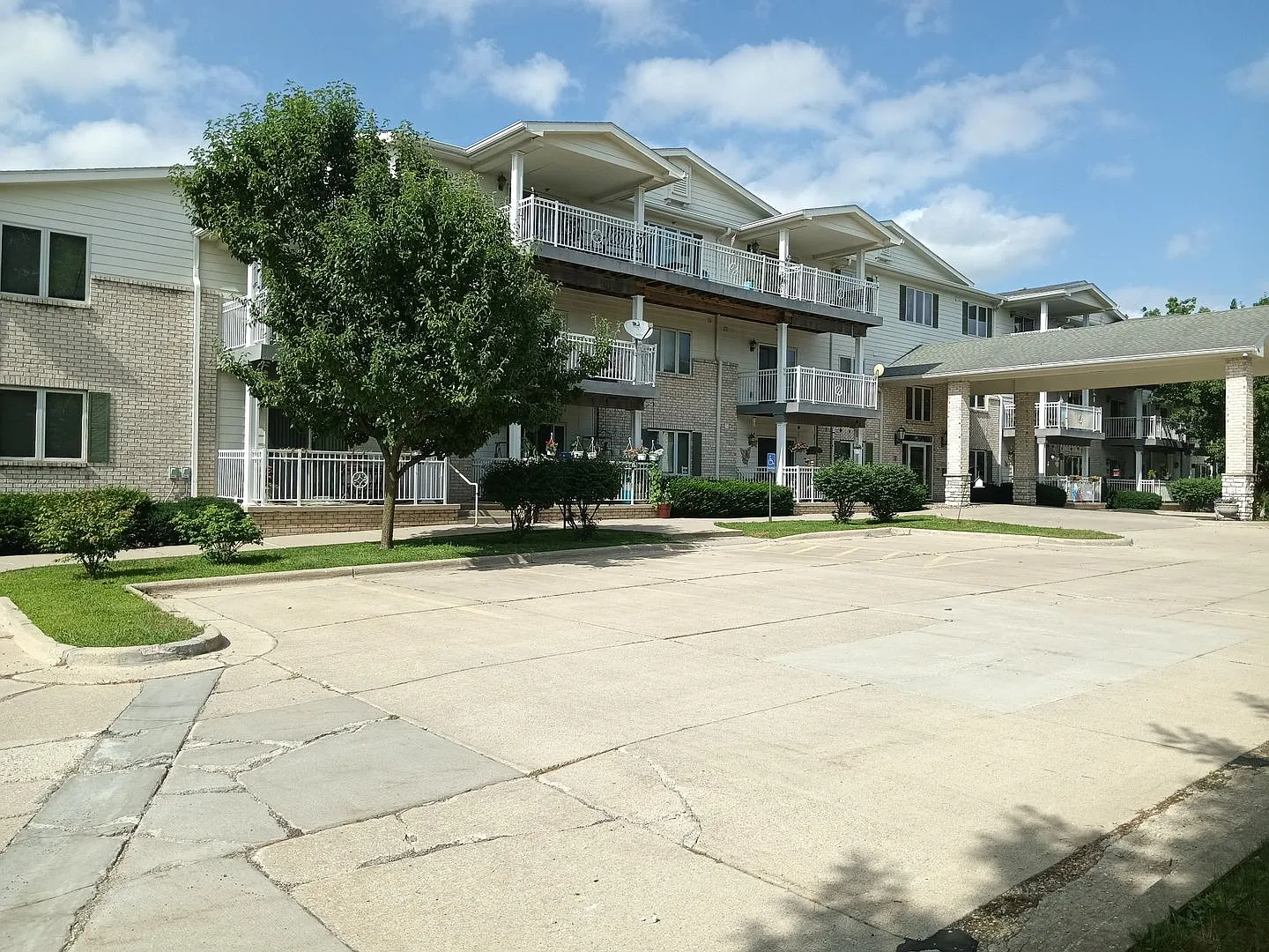 Shelly Rose Apartments — Photo 1