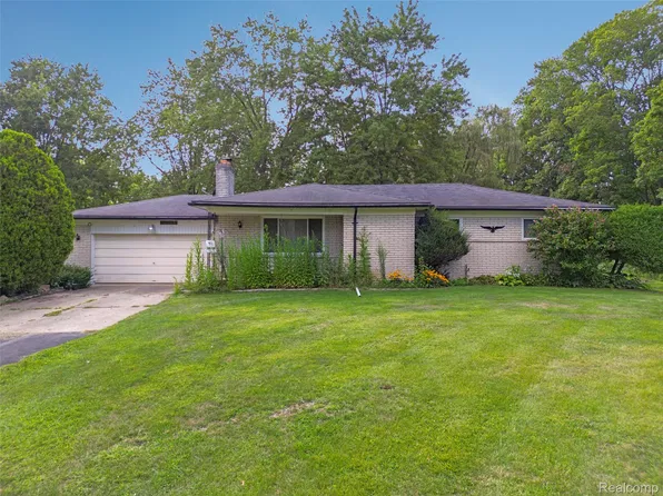 62101 Schoenherr Rd, Washington, MI 48094