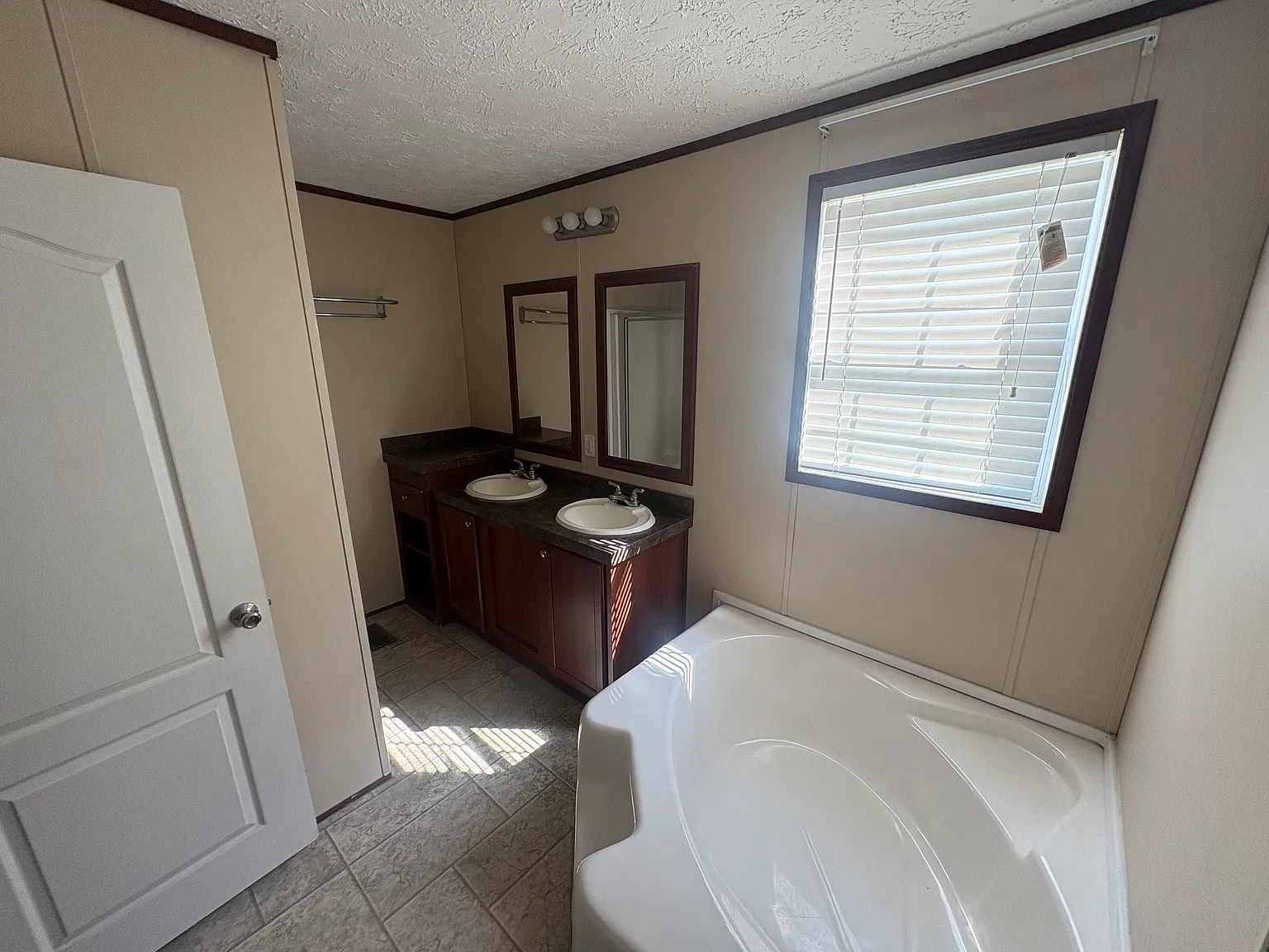 3 bed, 1215 sqft, $800 — Photo 3