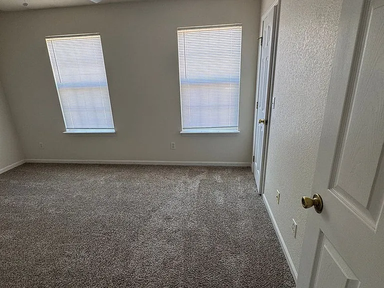 2681-2683 E Oakbrook Dr — Photo 16