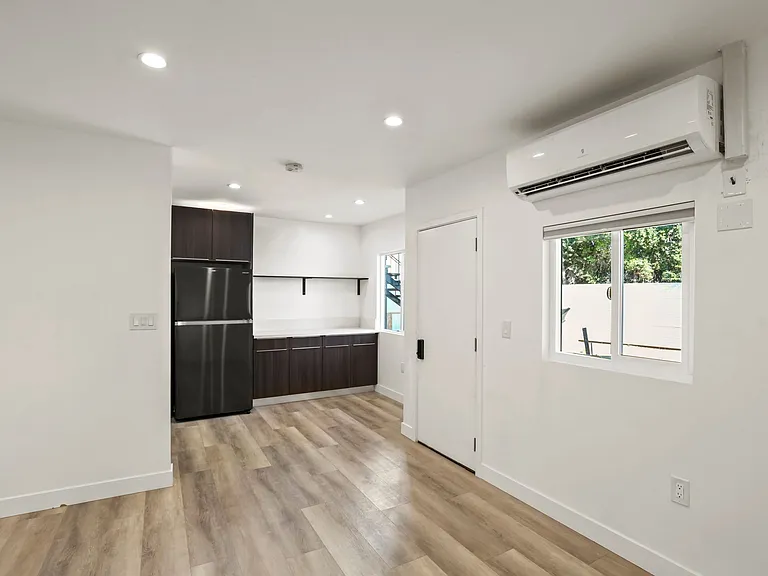 2561 W Avenue 30 #7 — Photo 6