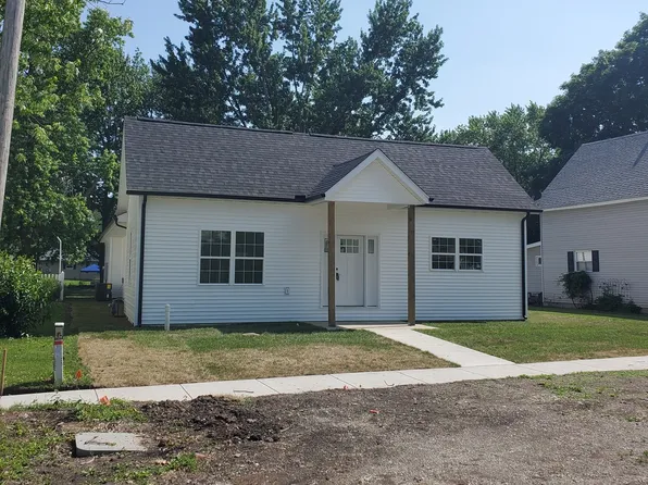 409 E Buckner St, Tuscola, IL 61953