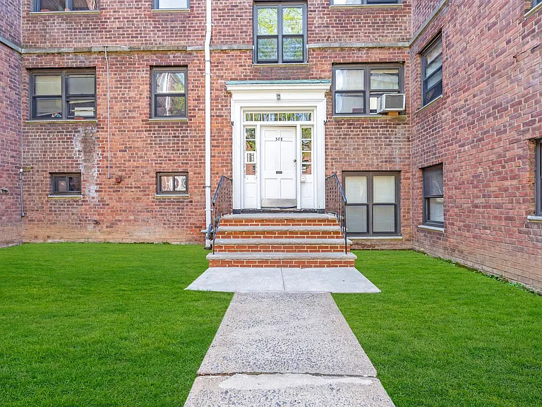 Palisades Manor Apartments — Photo 11