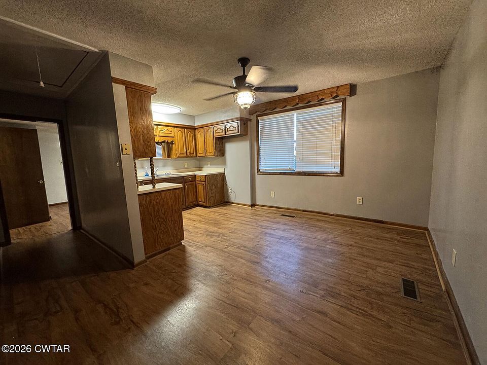 7th image of 624 Lake St
