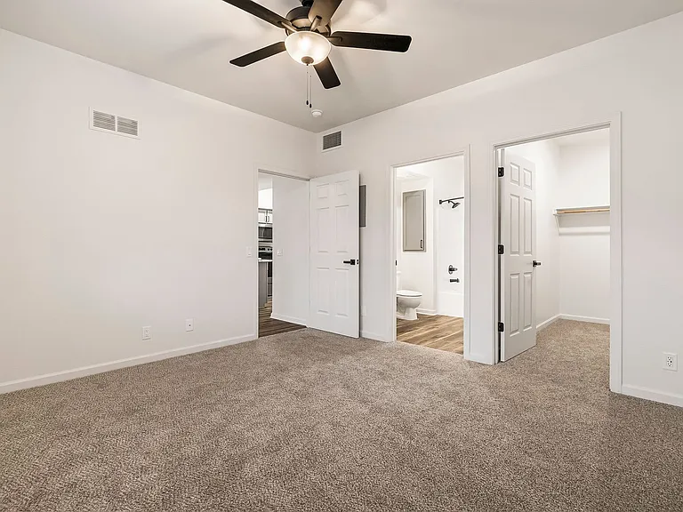 Sterling Oaks Luxury Apartments — Photo 77