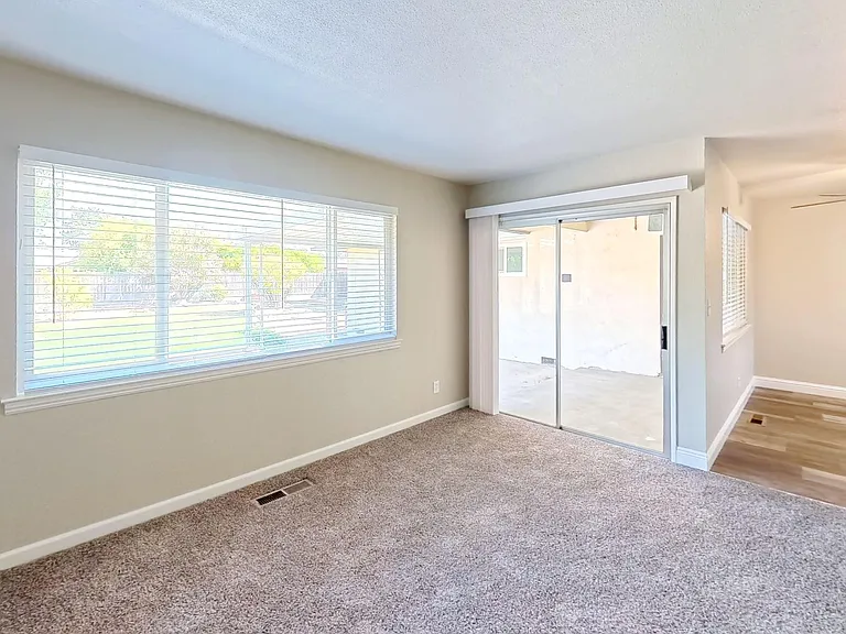 2209 E Palo Alto Ave — Photo 12