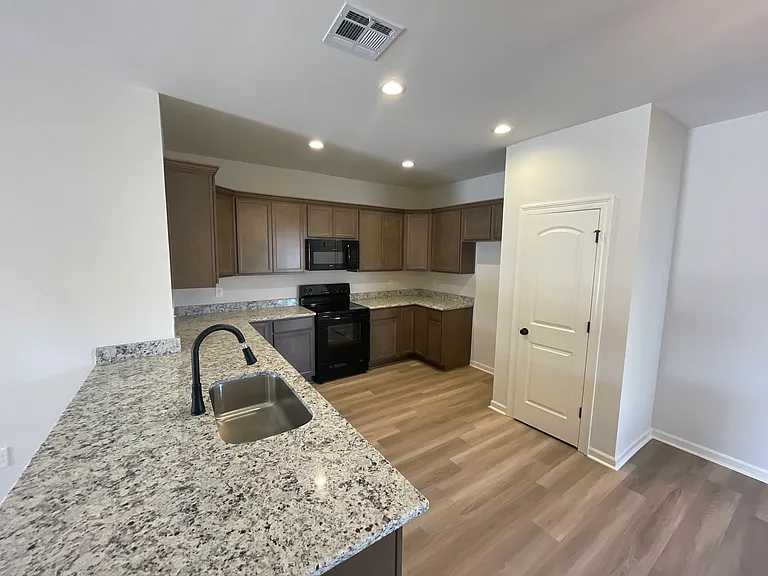 2298 Taylor Dr — Photo 7