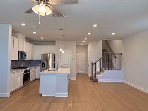 3rd image of 7913 Sunset Blvd