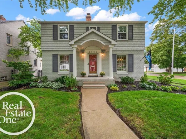 2100 Fleetwood Dr, Grosse Pointe Woods, MI 48236