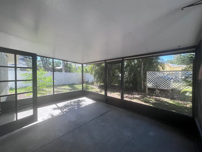 2563 Temple St — Photo 15