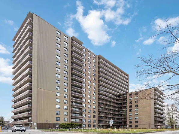 180 Markham Rd #811, Toronto, ON M1M 2Z9