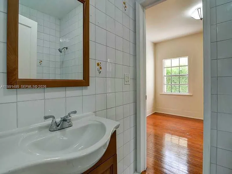 1507 Genoa St — Photo 5