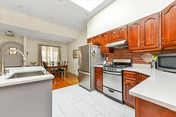 Sold by RE MAX Team | media 8
