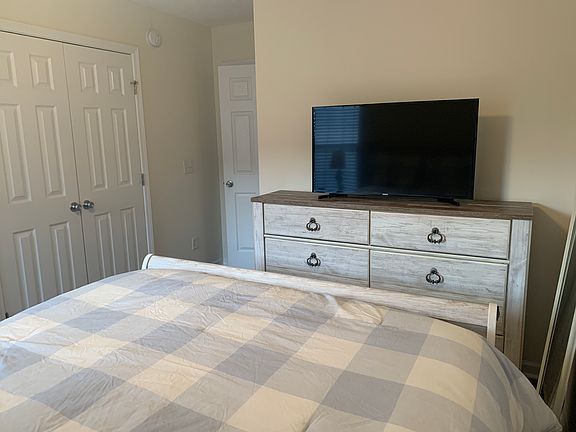 2nd bedroom - queen