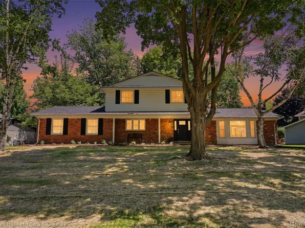 4301 Macqueen Dr, West Bloomfield, MI 48323