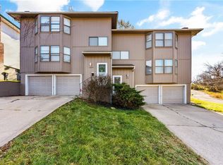 8601 Countryshire Ln, Kansas City, MO 64138