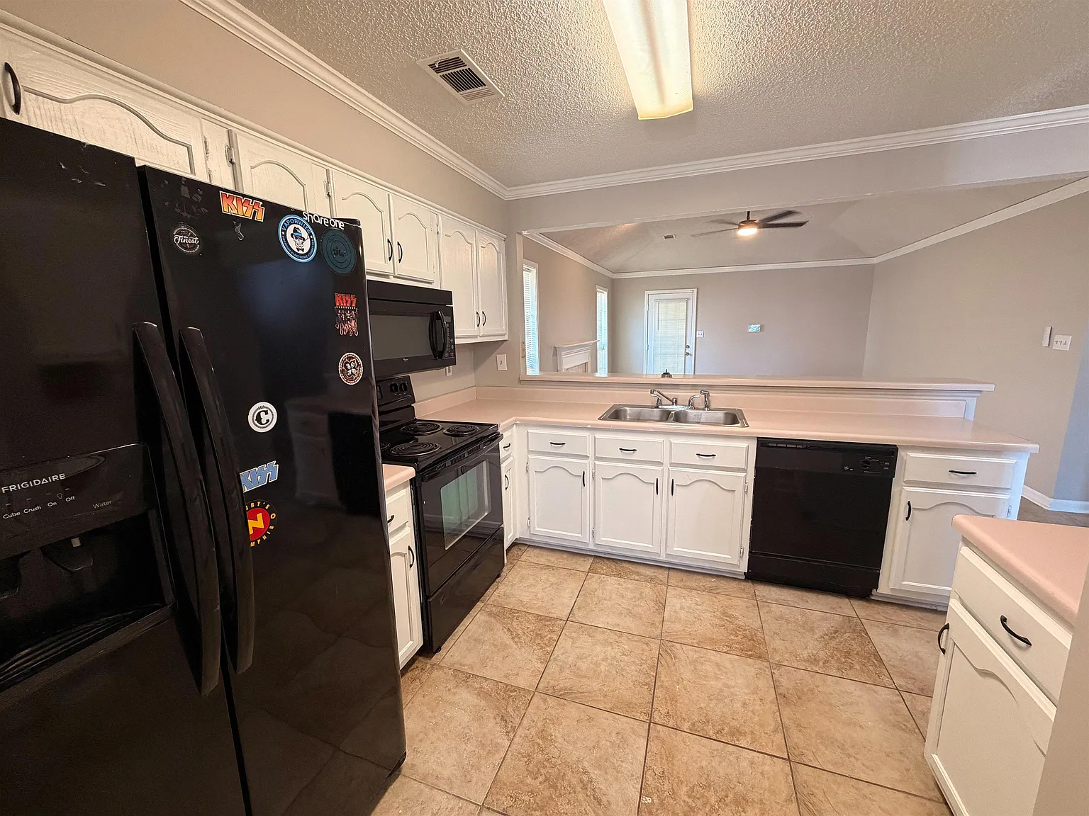 3 bed, 2.0 bath, 1376 sqft, $1,750 — Photo 4