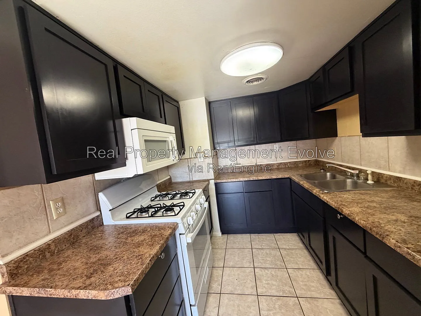 1 bed, 1.0 bath, 700 sqft, $900 — Photo 2