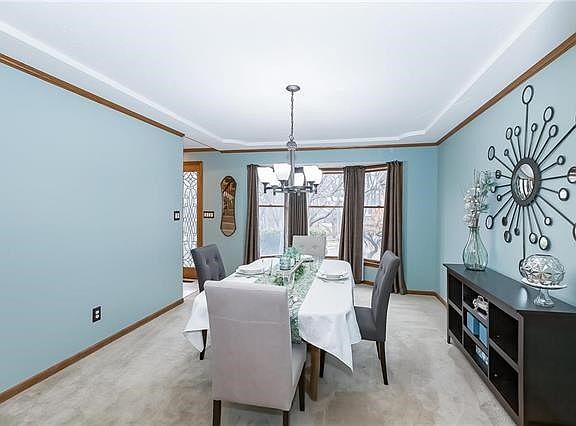5th image of 417 Camelot Dr