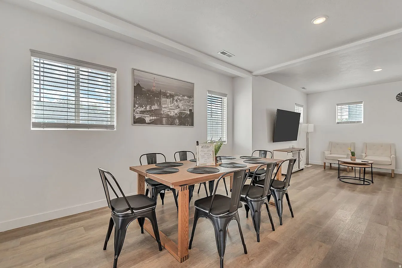 4 bed, 3.5 bath, 2300 sqft, $2,900 — Photo 3