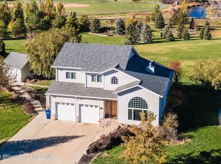 458 5th St SW, Dickinson, ND 58601