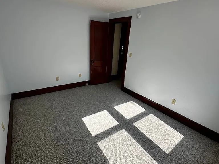 625 Iowa Ave NE — Photo 8