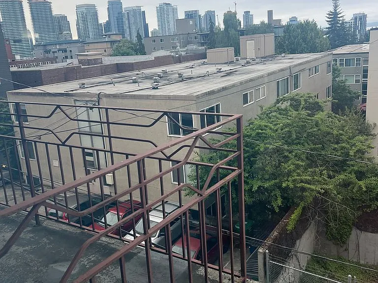527 Summit Ave E — Photo 27