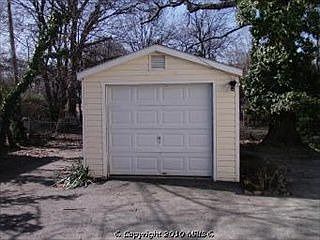 One car garage with air conditioning