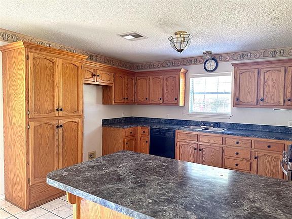 3rd image of 427 Elvina St