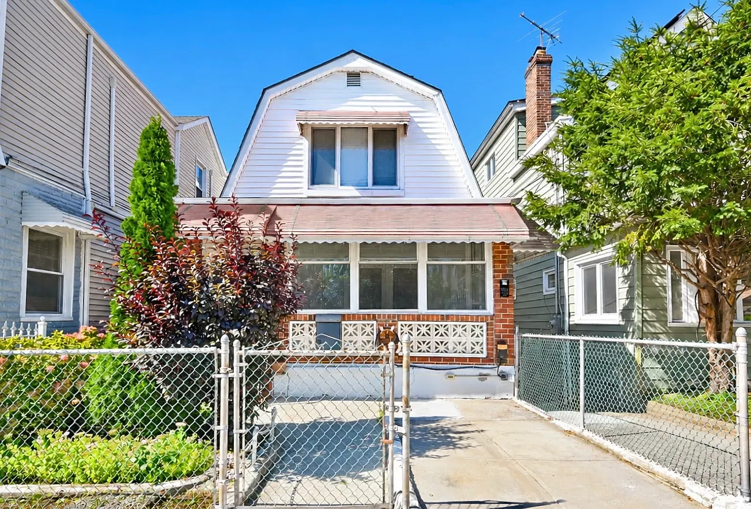 2561 Fenton Avenue — Photo 1